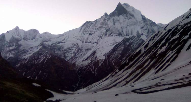 Slingerende vallei in een besneeuwde berglandschap.
