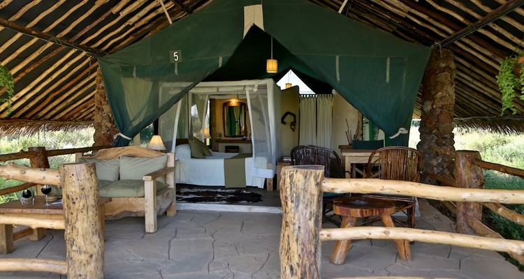 Innenraum einer Zelt-Safari-Unterkunft.