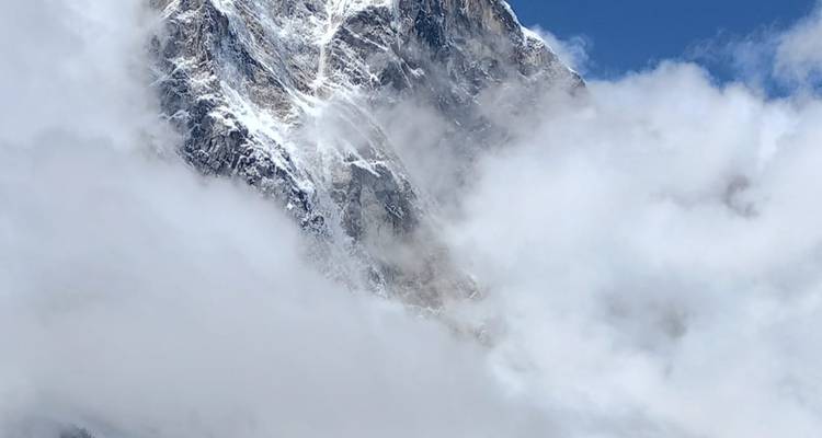 Berggipfel teilweise von Wolken bedeckt.