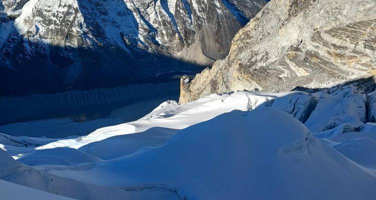 Verschneite Berglandschaft mit Schatten auf Schneewehen.