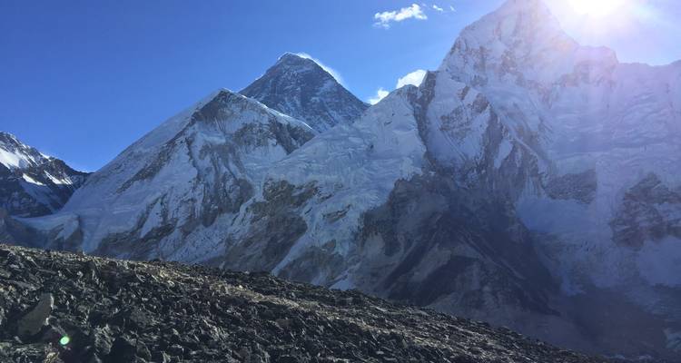 Markanter Himalaya-Gipfel in Sonnenlicht getaucht.