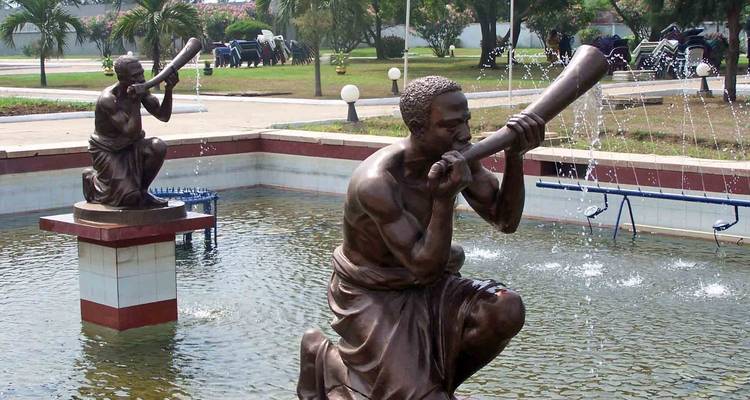 Bronzestatuen in einem Brunnen in einem öffentlichen Park.
