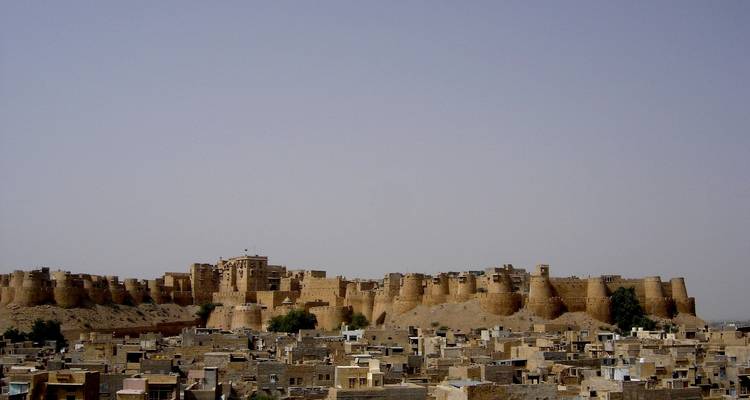 Blick auf das Fort Jaisalmer mit der Stadt darunter.