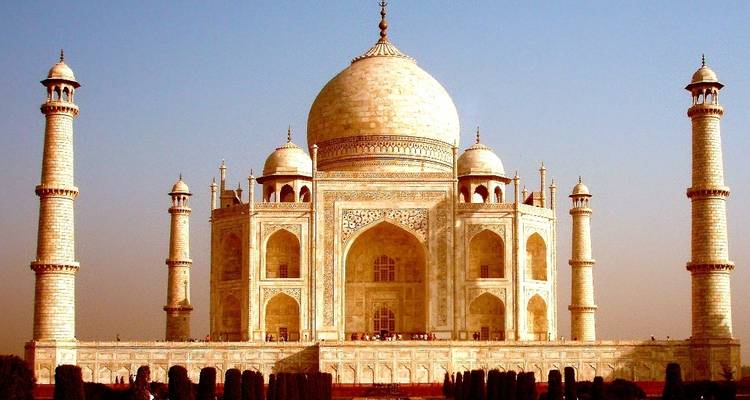 Ikonisches Taj Mahal mit seiner Spiegelung im Wasser.