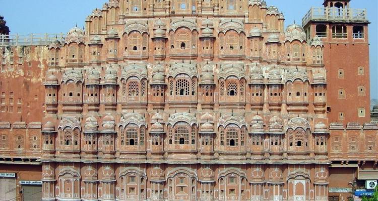 Die kunstvolle Fassade des Hawa Mahal in Jaipur.