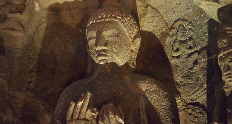Ancienne statue sculptée de Bouddha à l'intérieur d'une grotte.