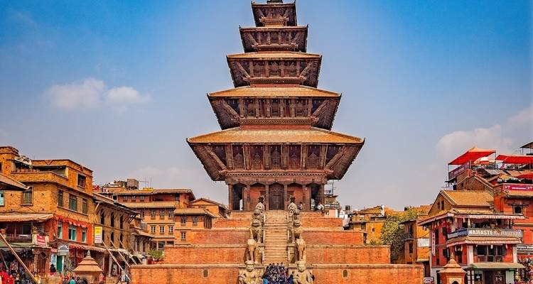 Nyatapola-Tempel mit Elefanten auf den Stufen unter einem klaren blauen Himmel.