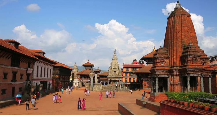 Offener Stadtplatz mit Tempeln und Leuten, die umhergehen.