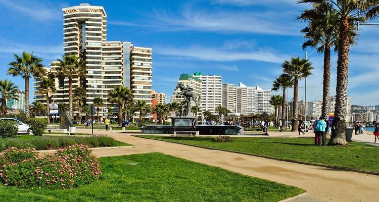 Moderne Strandpromenade mit Skulpturen und hohen Gebäuden in Viña del Mar, Chile.