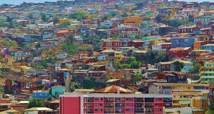 Bunte Häuser auf den Hügeln von Valparaiso, Chile.