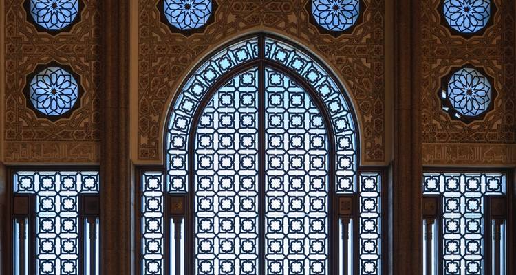 Verziertes Buntglasfenster mit kunstvollen Mustern.