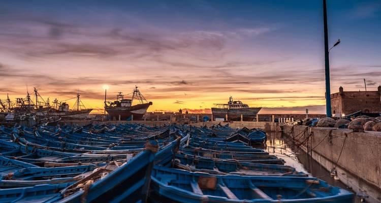 Fischerboote am Hafen während des Sonnenuntergangs.
