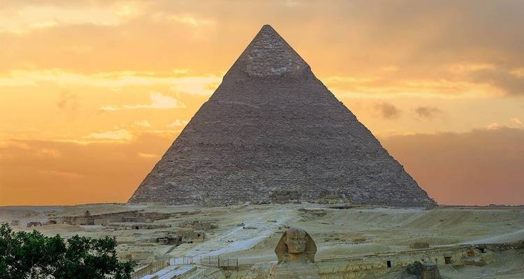Enkele piramide bij zonsondergang