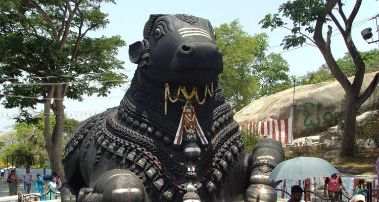 Groot stenen beeld met decoratieve elementen