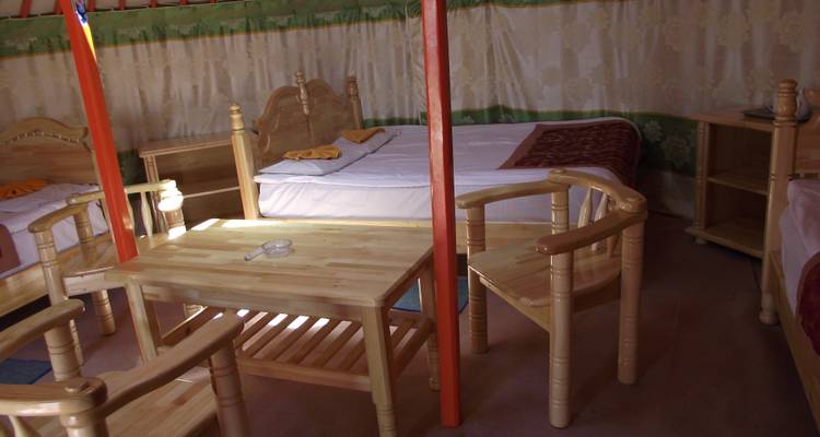 Inneres einer traditionellen Jurte mit einfacher Einrichtung.