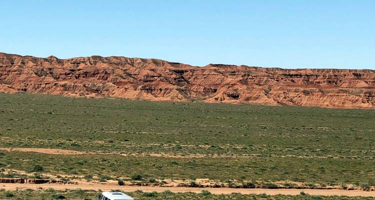 Landschaft mit Fernblick auf erodierte rote Klippen.