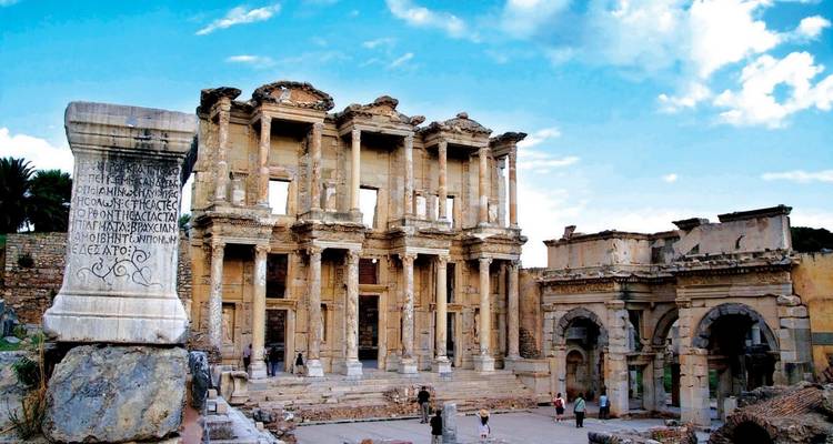 Ruinas antiguas con cielos despejados.