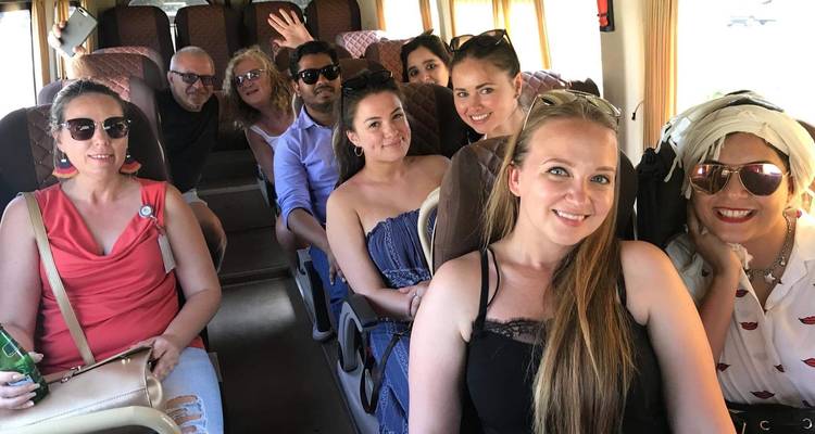 Grupo de personas dentro de un autobús.