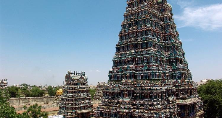 Ein kunstvoll verzierter Tempelturm, umgeben von kleineren Schreinen.