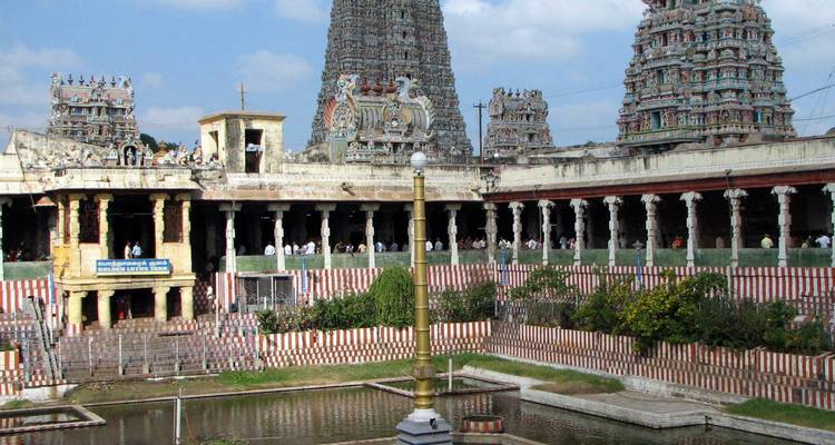 Ein großer Tempelkomplex mit einem goldenen Schrein und verzierten Türmen.