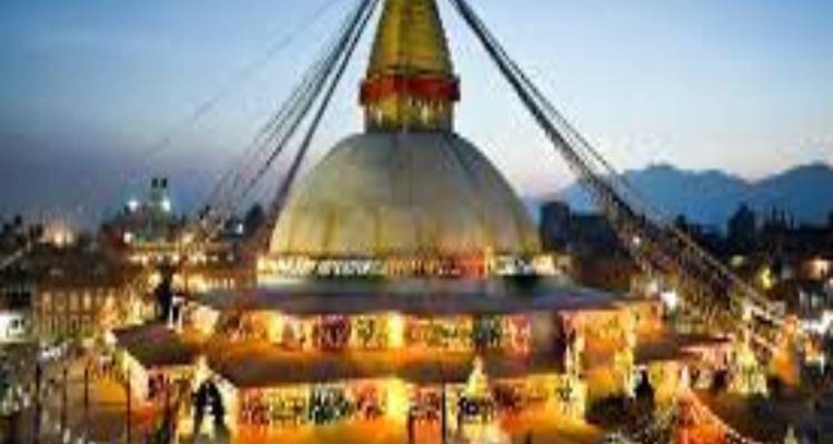 Boudhanath Stupa verlicht in de nacht met decoraties.