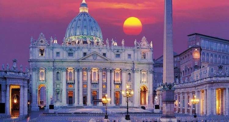 La Basílica de San Pedro en Roma iluminada durante el atardecer.