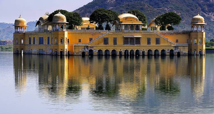Palacio Jal Mahal en el medio de un lago en Jaipur.