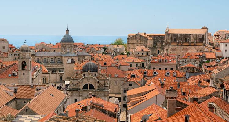 Les toits emblématiques en terre cuite et les dômes d'églises de la vieille ville de Dubrovnik surplombent l'Adriatique.