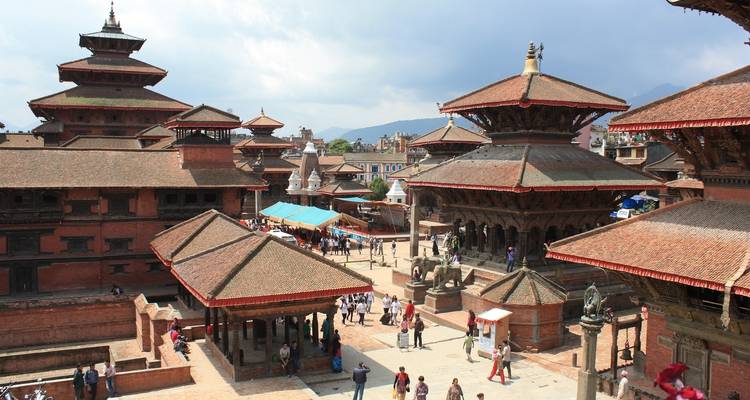 Besucher erkunden den historischen Bhaktapur Durbar Square.