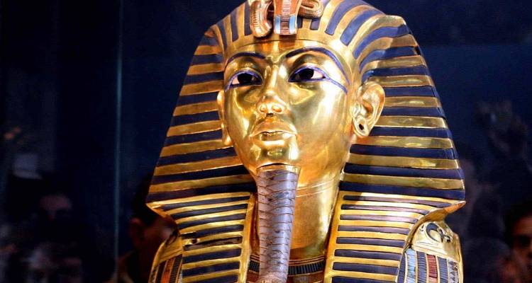 Gouden masker van een oude Egyptische farao, tentoongesteld in een museum.