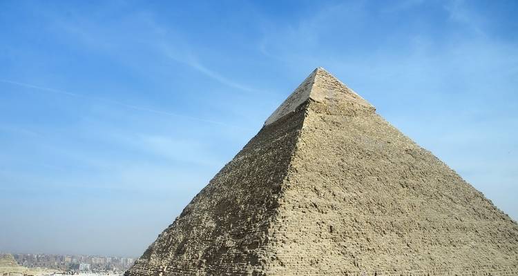 Grote Piramide van Gizeh onder een heldere blauwe hemel.