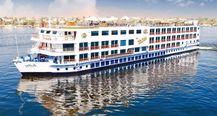 Crucero navegando por un río.