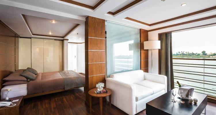 Habitación de hotel lujosa con vista al río.