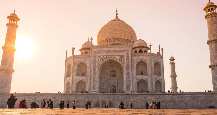 Taj Mahal met bezoekers, vastgelegd bij dageraad.