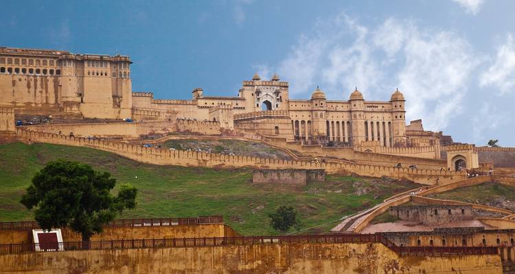 Amber Fort op een heuvel met blauwe lucht erboven.