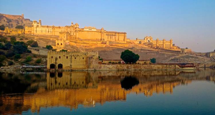 Amber Fort met een waterreflectie bij zonsondergang.