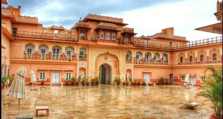 Een sierlijke binnenplaats met traditionele architectuur.