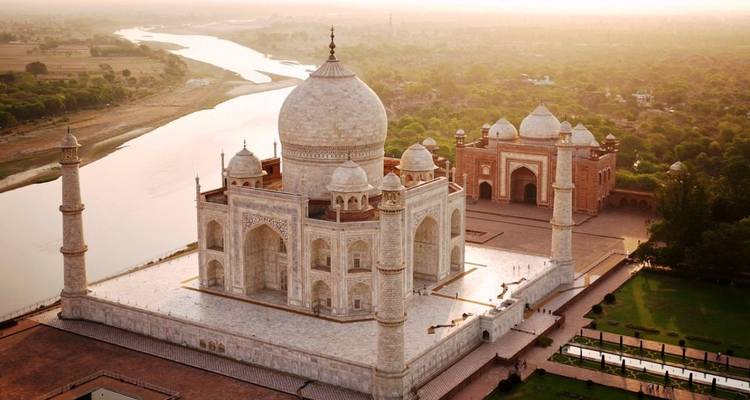 Luchtfoto van de Taj Mahal bij zonsopgang met uitzicht op de rivier.