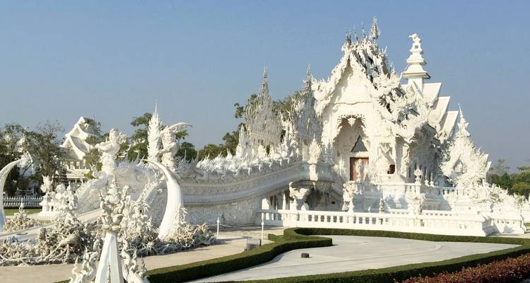 Temple blanc élaboré avec des sculptures ornementales.