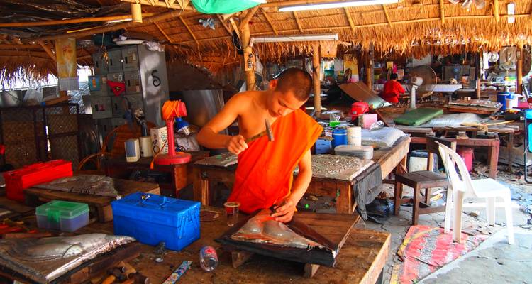 Moine artisan avec des outils dans un atelier.