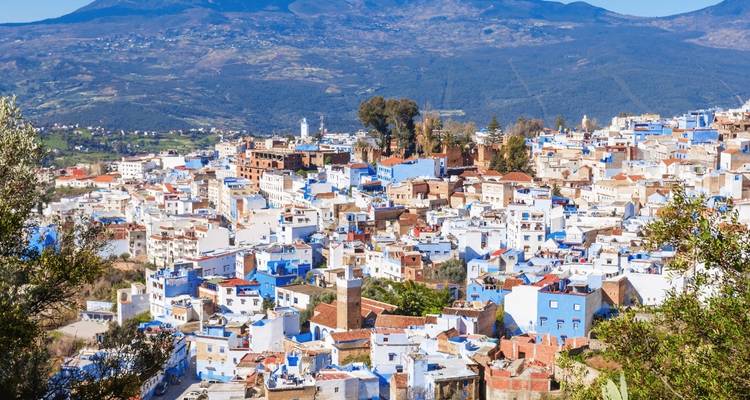 Vue panoramique de Chefchaouen avec des bâtiments bleus.