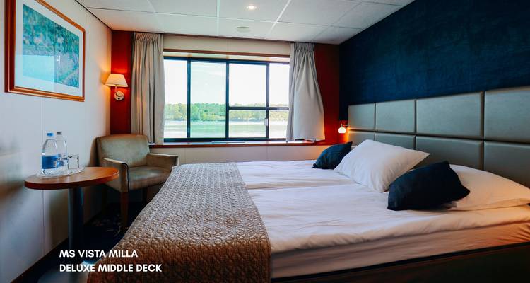 Das Innere einer Kabine eines Flusskreuzfahrtschiffs mit zwei Betten und einem Fenster.