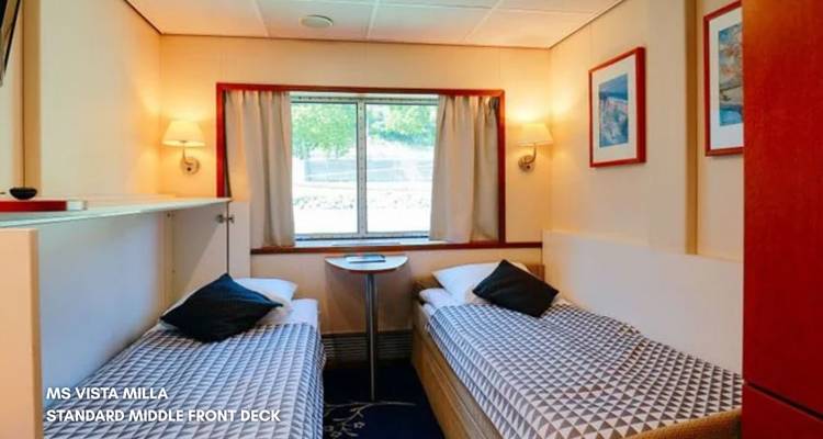 Ein kompaktes Zimmer mit zwei Einzelbetten und einem Fenster auf einem Flusskreuzfahrtschiff.