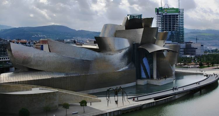 Guggenheim Museum Bilbao met zijn iconische metalen ontwerp.