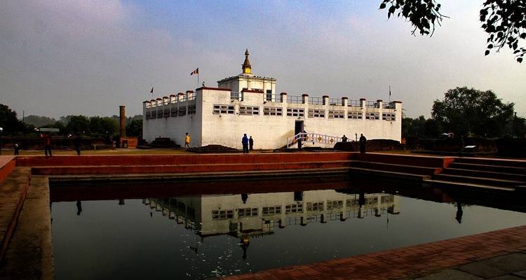Lumbini-Tempel mit Spiegelungen in einem Teich.
