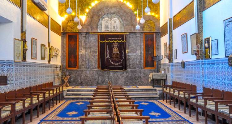 Interieur van een synagoge met op een rij geplaatste stoelen