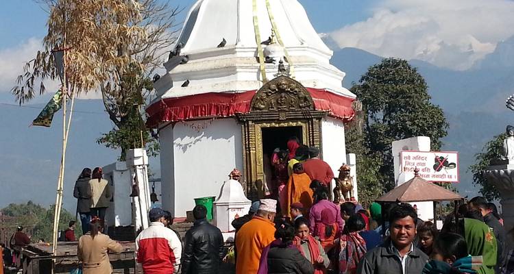 Templo con gente reunida afuera