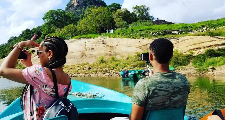 Zwei Personen in einem blauen Boot auf einem Fluss, die Fotos machen.