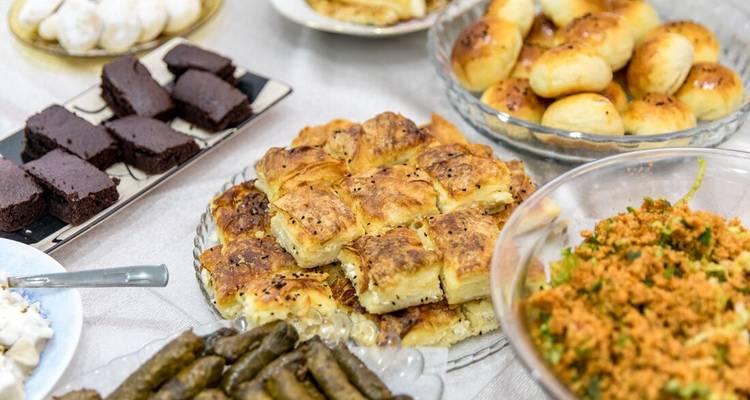 Surtido de platos tradicionales de aspecto delicioso en una mesa.