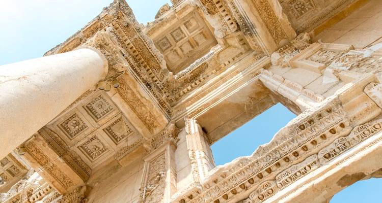 Primer plano de ruinas antiguas intrincadamente talladas.